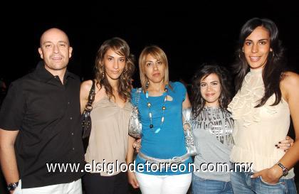 27082006
Manuel, Cecilia, Lucy, Mariana y Marcela.
