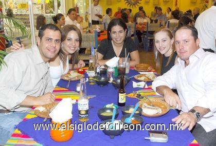 27082006
Memo Arratia, Maricarmen de Arratia, Karla Samaniego, Maribel de Segura y Ernesto Segura.