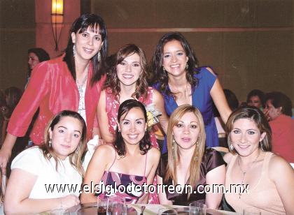 28082006
Gaby acompañada de Anabel, Cris, Marisol, Genny, Valeria y Cecy en su festejo.