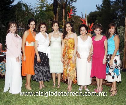 30082006 
María Fernanda Dueñas Quintero acompañada ´por algunas asistentes a su fiesta de despedida