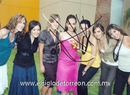 31082006 
 María Fernanda de Torre Sarabia con un grupo de amigas el día de su despedida de soltera