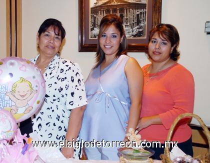 310082006 

Blanca Cárdenas de Arratia junto a Bertha Arrtia y Blanca Villalobos