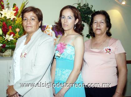 31082006 

 María INés Martínez Martínez acompañada por María del Carmen de Martínez  y Blanca A. de Martínez