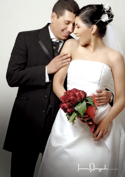 Ing. Lisandro César Flores y Lic. Carla Verónica Lugo Soto contrajeron matrimonio en la parroquia del Sagrado Corazón de Jesús, el pasado 15 de julio.


Estudio: Laura Grageda