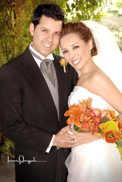 Sr. César Eduardo Flores Mendoza y Srita.Tania Pérez García contrajeron matrimonio el pasado 259 de abril en la parroquia Los Ángeles.


Estudio: Laura Grageda