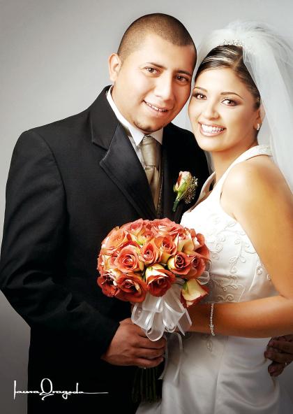 Sr. Eduardo Dena Pulido y Srita. Norma Georgina Sánchez Fadul contrajeron matrimonio en el santuario del Cristo de la Noas, el pasado ocho de julio de 2006.


Estudio: Laura Grageda