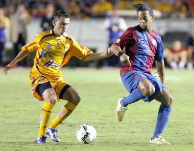 BARCELONA VS TIGRES

Barcelona no tuvo problema alguno para derrotar 3-0 a unos inoperantes Tigres de la Universidad Autónoma de Nuevo León (UANL), en partido amistoso que se celebró ante un lleno en el Estadio Universitario.