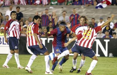 Tras el descanso la entrada de la estrella azulgrana Ronaldinho dio por fin movilidad al Barcelona, que comenzó a buscar con ganas la portería contraria. Gudjohnsen, a pase de Ronaldinho, logró adelantar al Barcelona en el marcador en el minuto 74.