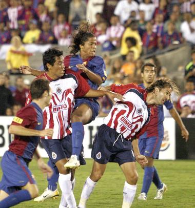 BARCELONA VS CHIVAS

Barcelona y Chivas de Guadalajara saldaron con un empate a un gol el partido amistoso disputado en Coliseum de Los Ángeles, y que demostró que al conjunto azulgrana todavía le falta rodaje en esta pretemporada.