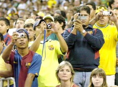 Los cambios no cambiaron demasiado al tónica del juego del Barcelona, que al minuto 65 vio como el defensa Presas Oleguer marcó en su propia meta el 4-1 favorable al América.

Con gritos de 'olé, olé, olé...', el equipo de las Águilas dominaba por completo el balón en el centro del campo y tenía el control del partido hasta el minuto 84, que fue cuando surgió la figura del argentino Messi para con un tiro potente desde dentro del área remató el 4-2 del Barcelona.