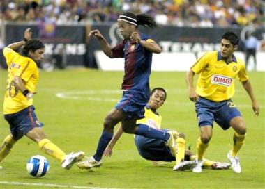 El Barcelona, que salió en la primera parte con un equipo de suplentes vio como el paraguayo Nelson Cuevas se convertía en su verdugo al marcar tres goles antes de irse al descanso para un parcial de 3-1 favorable al equipo del América.