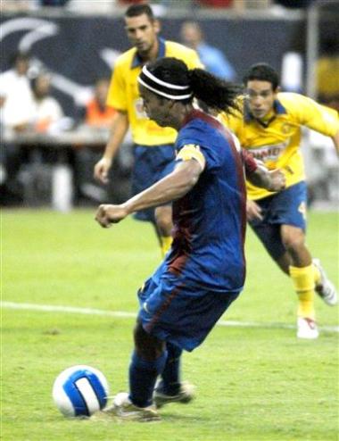 BARCELONA VS AMÉRICA

El invicto del Barcelona en su gira por México y Estados Unidos continuó después de remontar tres goles y empatar a 4-4 con las Águilas del América en el tercer partido amistoso disputado en el Reliant Stadium de Houston.