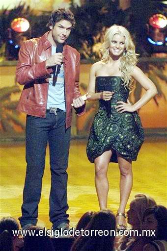 Aquí Dane Cook, junto a Jessica Simpson condecorada como la mujer más sexy.
