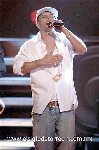 Kevin Federline, esposo de Britney Spears, puso punto final a la presentación de los galardones Teen Choice Awards con una versión muy movida de su sencillo 'Lose Control'.