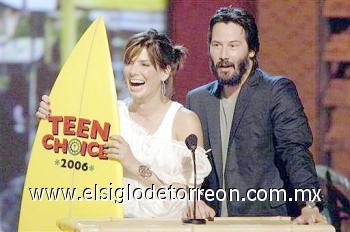 Keanu Reeves y Sandra Bullock, que obtuvieron el premio al mejor beso en la película La Casa del Lago, bromearon detrás del telón acerca de los primeros besos de su juventud