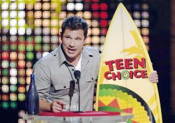 Nick Lachey junto a su premio a la mejor canción de amor.