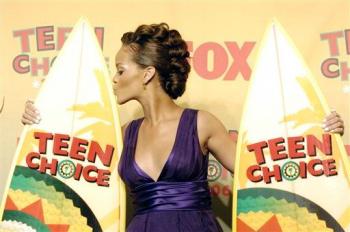 Rihanna junto a su premio.