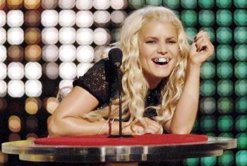 Jessica Simpson y el comediante Dane Cook iniciaron el programa, difundido en vivo y en directo por Fox desde el anfiteatro Gibson de Universal City.