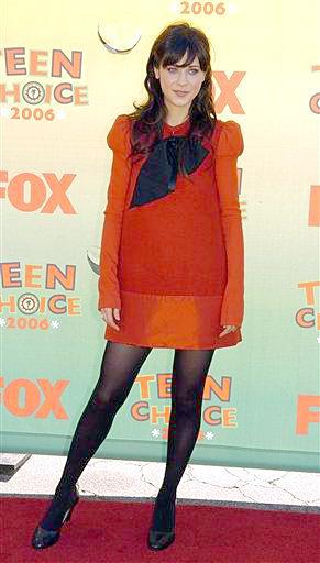 El anfiteatro Universal de Los Ángeles acogió la entrega de los premios Teen Choice, los populares galardones que otorga el público juvenil estadounidense a sus estrellas favoritas. 

 Aquí a su llegada Zooey Deschanel.