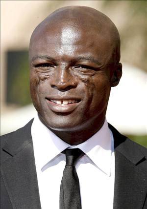 El cantante y músico britanico Seal sonriente con la prensa.