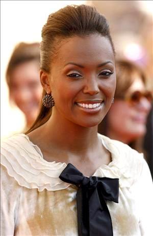 La actriz Aisha Tyler llega a la entrega de premios.