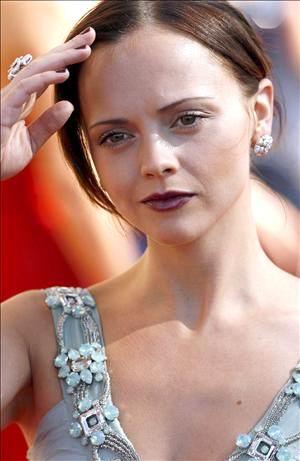 La actriz Christina Ricci lucía preocupada