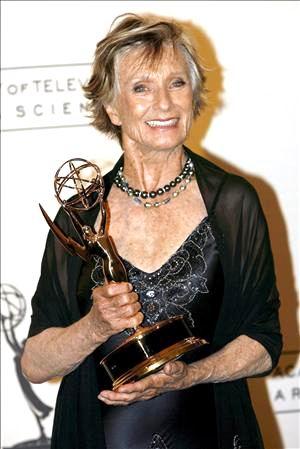 La actriz Cloris Leachman sostiene el galardón que le otorgaron por su destacado trabajo como actriz invitada en una serie de comedia.