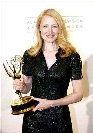 La actriz Patricia Clarkson sostiene el galardón a Sarah Chalke a su destacado trabajo como actriz invitada en una serie dramática