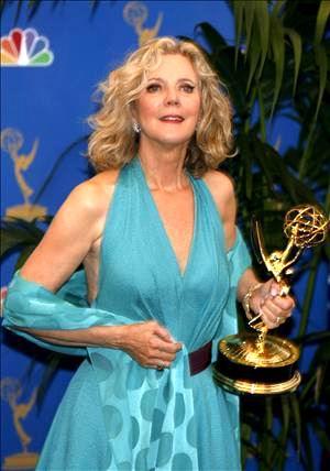 Blythe Danner sostiene su premio a la mejor Actriz secundaria en Drama ganado por su papel en Huff