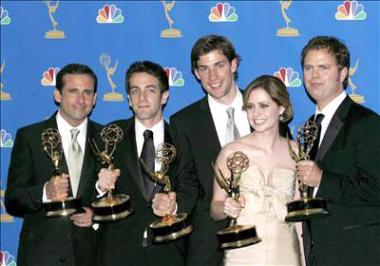 Las quinielas de los Emmy habían pronosticado casi con toda seguridad la victoria de Steve Carell gracias a su trabajo en la comedia 'The Office'.

La versión de la serie británica del mismo título sí cumplió  los pronósticos y consiguió el galardón a la mejor comedia del año por encima de sus rivales, 'Arrested Development', 'Curb Your Enthusiasm', 'Scrubs' y 'Two and a Half Men'.


El reparto de la serie 'The Office' de izquierda a derecha, Steve Carell, BJ Novak, John Krasinski, Jenna Fischer y Rainn Wilson con sus premios por Mejor comedia.