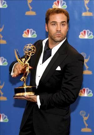 Jeremy Piven sostiene su premio al mejor Actor Secundario en Comedia ganado por su papel en Entourage