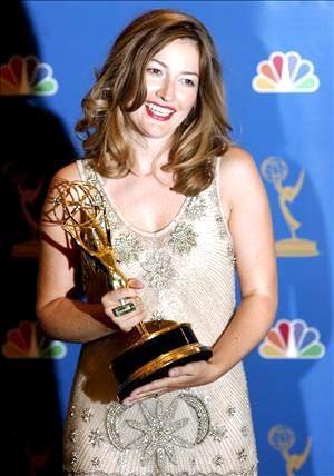 Kelly MacDonald (foto) sostiene su premio a la mejor Actriz segundaria Excepcional en una Miniserie o Película ganado por su papel en The Girl in the Café
