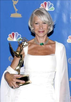 La actriz británica Helen Mirren  (foto)sostiene su galardón como Mejor actriz protagonista en miniserie o película por su papel en Elizabeth I.