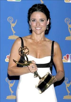 Como mejor actriz de comedia, una vez más se cumplieron las quinielas y la veterana Julia Louis-Dreyfus (foto), conocida por su trabajo en 'Seinfeld', obtuvo la victoria con su nueva serie 'The New Adventures of Old Christine'.