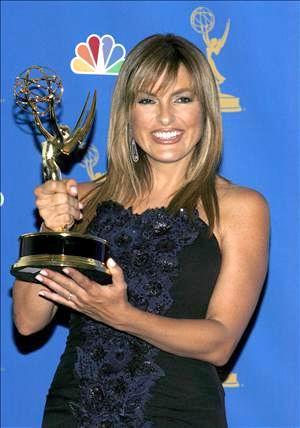 La 58 edición de los Emmy también departió sorpresas al premiar hoy a Mariska Hargitay (foto) como mejor actriz en una serie dramática por su trabajo en 'Law & Order: Special Victims Unit'.

Hargitay obtuvo el Globo de Oro a la mejor actriz en una serie dramática por este mismo trabajo, pero en los Emmy sus dos candidaturas anteriores aún no habían dado fruto.

La actriz es la hija de la leyenda del cine Jane Mansfield y el culturista húngaro Mickey Hargitay.