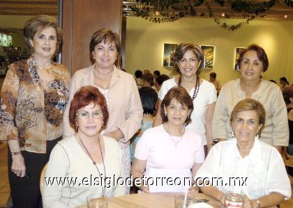 01092006 
 Ángeles de Lara acompañada por algunas amigas en su fiesta de cumpleaños