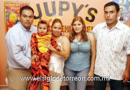 02092006 

 Carlos Emmanuel Flores Sotomayor acompañado de Juan Carlos Flores, Lorena Sotomayor, Osvaldo Flores y Fanny Woessner