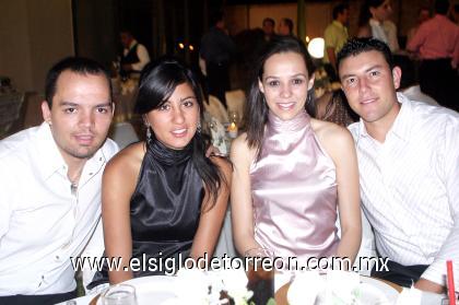 04092006

 Rodrigo Portilla, Sofía Rodríguez, María Rosa Portilla y Christoper Rivas