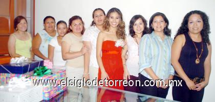 03092006 
Diana Cecilia acompañada de amistades y familiares en su fiesta de despedida.