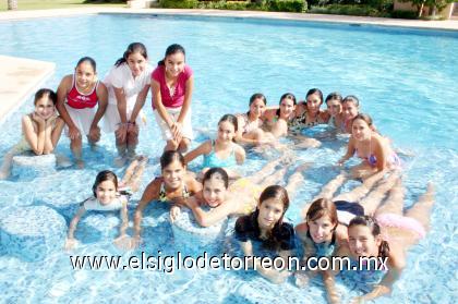 03092006 
Fernanda Villarreal Reynaud celebró su cumpleaños acompañada de sus amigas.