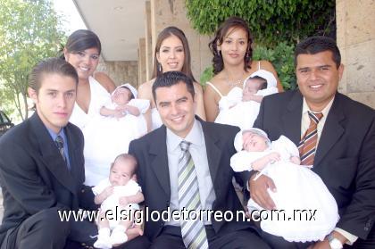 03092006 
Los pequeños Mariana,Ximena, Natalia y Héctor con sus padrinos, José Ángel Becerra, Alma Martínez, Sandra Becerra y Jaime Alatorre, y sus papás Héctor Becerra y Mary Carmen Alatorre.