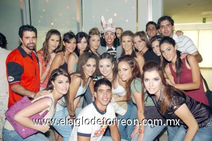 03092006 
Sergio Alcalá junto a modelos laguneras que presentaron su colección de moda.