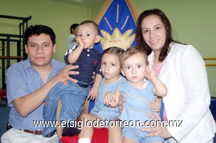03092006 
Daniela Ramírez Caballero acompañada de sus papás, Ricardo Ramírez e Hilda de Ramírez y de sus hermanitos, Alberto y Alejandra.