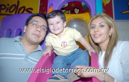 03092006 
Jorge Emmanuel Sosa González acompañado por sus papás, Jorge y Nadia.