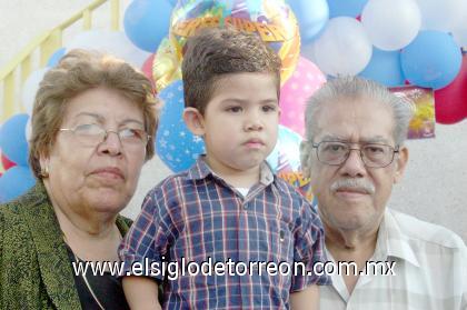 03092006 
Mario Alberto Enríquez Martínez junto a sus abuelos el día que celebró su cumpleaños.