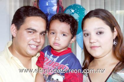 03092006 
Sergio Valerio Ortega junto a sus papàs, Sergio y Arely Ortega de Valerio, durante su festejo de cumpleaños.