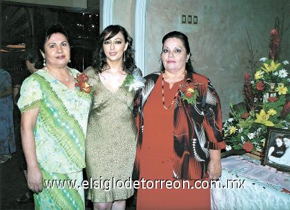 03092006 
Elizabeth Carolina junto a las organizadoras de su fiesta de despedida, Magdalena Guerrero de Orozco y María Lourdes de Anda de Burgos.
