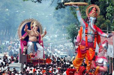 Sumergen a Ganesh, dios hindú