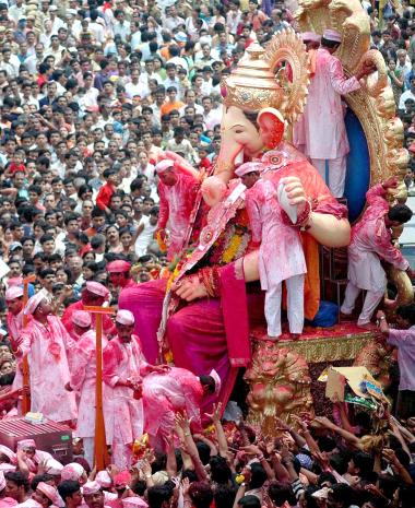 Ganesha es venerado durante ocho de los diez días y es sumergido en el río durante el último día.