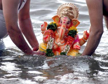 Devotos hindúes sumergen en el mar esculturas de la divinidad Ganesh en Bombay (Maharastra).